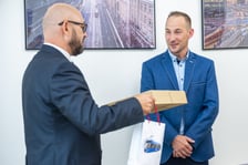 <p>Kierowca MPK uratował duszące się dziecko. Do bohaterskiej akcji doszło w niedzielę, 18 sierpnia, przy placu Jana Pawła II we Wrocławiu. Na zdjęciu prezez MPK Witold Woźny i bohaterski kierowca</p>